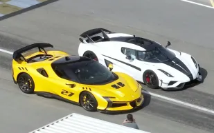قوة هجينة خارقة.. هل تغلبت فيراري SF90 XX على وحش كوينيجسيج السويدي؟ (فيديو)