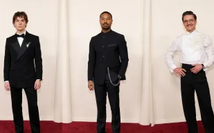 البدلة الكلاسيكية بروح معاصرة على السجادة الحمراء في ليلة الأوسكار 2026