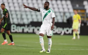 هل يرحل فرانك كيسي عن الأهلي السعودي مجانًا؟ 