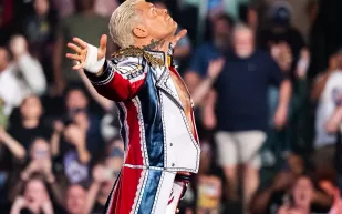 ليلة تاريخية في سماكداون.. كودي رودز يخطف اللقب وأورتن يتوعد الأبطال (فيديو)