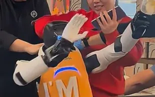  روبوت يفقد السيطرة داخل مطعم ويثير الفوضى بين الزبائن! (فيديو)