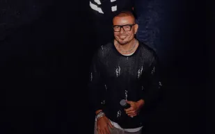 رسالة تقدير من عمرو دياب لجمهوره بعد قرار التأجيل المفاجئ لحفل دبي