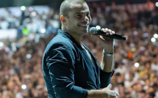 عام من الهيمنة.. عمرو دياب يكتب التاريخ في "بيلبورد عربية" (فيديو)