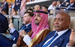 وزير الرياضة يعلّق على قرار الاتحاد الدولي للسيارات تأجيل سباق "فورمولا 1" بالسعودية