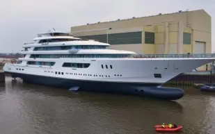 أغنى صاحب مطاعم في العالم يتهيأ لاستلام يخته العملاق "بوردووك"