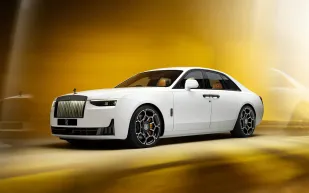 رولز-رويس تحتفل بمرور 10 سنوات على سياراتها الأكثر جرأة وتمردًا (فيديو)