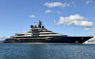 يخت "لومينانس" ينطلق بهيبة في المياه الدولية (فيديو)