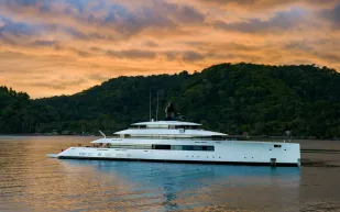 اليخت العملاق "فيدشيب 818" يلفت الأنظار قبالة سواحل كوستاريكا