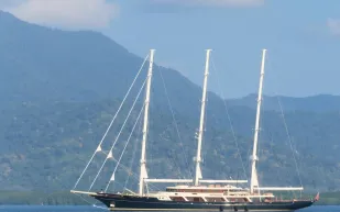 يخت EOS الشراعي يرسو في الفلبين.. تحفة لورسن بلمسة باري ديلر الفاخرة