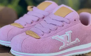 تصميم وردي فاخر.. كيف أعاد J‑Hope تعريف أزياء الشارع مع لويس فيتون؟