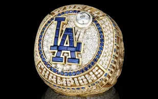 خاتم دودجرز الملكي.. 86 ألماسة و17 ياقوتة تروي قصة المجد (فيديو)