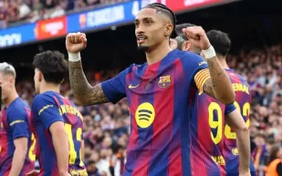 برشلونة يقسو على إشبيلية بخماسية تاريخية ورافينيا يتألق بهاتريك (فيديو)