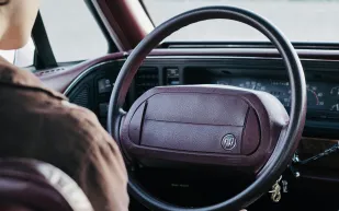 طقطقة عند تشغيل السيارة: إشارة صغيرة قد تكشف مشكلة أكبر