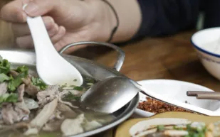 مرق العظام أم مرق الدجاج؟ مقارنة غذائية تكشف الأفضل لصحتك!