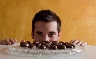 هل تعزز الشوكولاتة الأداء الرياضي؟ دراسة تبرز الفوائد الخفية