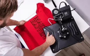 ملابس المستقبل.. أقمشة ذكية تراقب صحتك وتشحن هاتفك!