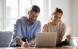 هل توافق القيم المالية مع شريكتك يؤثر على رضاك الوظيفي؟ دراسة تكشف الإجابة