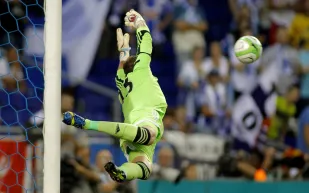 حارس مرمى يفارق الحياة بعد تصدٍ بصدره في تركيا (فيديو)