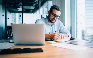 كيف يدير الرجل أمواله في أوقات عدم الاستقرار؟