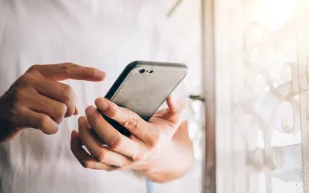 دراسة تكشف علاقة الهواتف المحمولة بالشعر الأبيض والشيخوخة