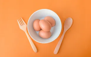 البيض المسلوق مقابل الجبن القريش: أيهما أفضل لصحة القلب؟ 