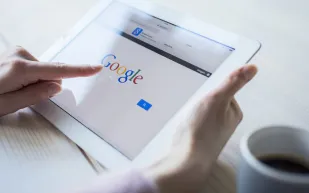 غوغل تعزز تجربة البحث الذكي: توسعة عالمية لميزة "Search Live"