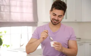 ماذا يحدث لسكر الدم عند أكل الزبادي اليوناني مع التوت؟