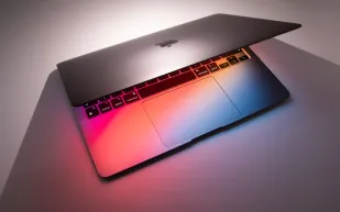آبل تقتحم الفئة الاقتصادية مع MacBook Neo: شريحة آيفون وسعر مفاجئ