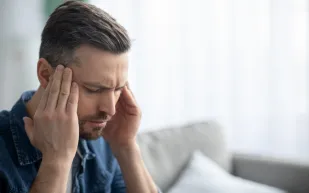 مع شيوعه في رمضان..  تعرف على مراحل الصداع النصفي 