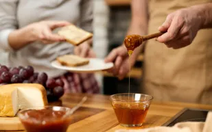 شوكولاتة العسل.. ابتكار علمي يمزج الفخامة بالصحة في منتج واحد