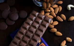 ماذا يحدث لجسمك عندما تتناول الشوكولاتة الداكنة بانتظام؟