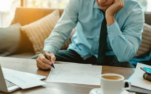 صدمة في سوق العمل.. لماذا تساوت فرص الجامعيين بالحرفيين؟