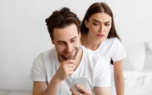 لماذا يميل الرجال إلى الغيرة أكثر من النساء؟ دراسة تجيب