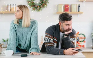 العاطفة ليست السبب.. لماذا يتوقف زوجك عن ملاحظة تغييرات مظهرك؟