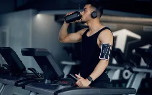 هل يساعد الكولاجين مع البروتين في بناء العضلات؟ تقرير يكشف الإجابة العلمية