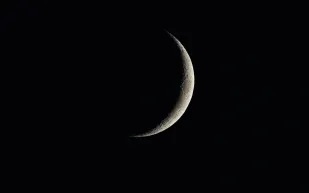 القمر يخترق قلب الأسد.. عرض فلكي نادر يزين سماء الوطن العربي الليلة