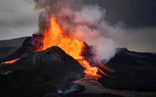 لأول مرة منذ 19 عامًا..  حمم بركانية تصل إلى المحيط في جزيرة ريونيون الفرنسية (فيديو)