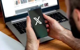 إكس تختبر تطبيقًا جديدًا لتحسين تجربة المراسلة على آيفون