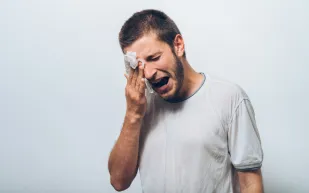 هل البكاء يحسّن المزاج حقًا؟ دراسة جديدة تكشف الإجابة