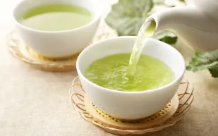 هل الشاي الأخضر آمن؟ دراسة تحذر من تفاعلاته مع بعض المكملات الغذائية والأطعمة