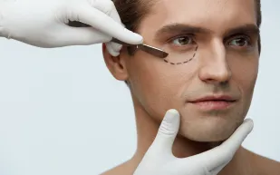 لماذا تتزايد عمليات تجميل الرجال؟ خبراء يوضّحون (فيديو)