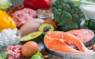 دراسة جديدة: نظام غذائي غني بالدهون يسمح للبكتيريا بدخول الدماغ