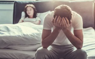 هل يعاني الرجال فعلًا الألم خلال العلاقة الزوجية؟