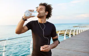 أوقات شرب الماء المثالية: كيف يؤثر الترطيب السليم على صحتك؟