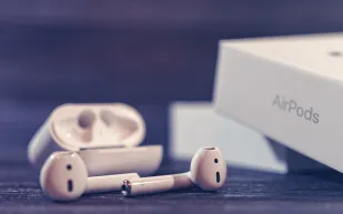 أبل تستعد لإطلاق AirPods Ultra بكاميرات الأشعة تحت الحمراء وميزات ثورية