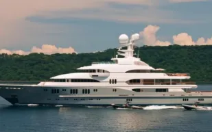 أغلى قصر عائم معروض للبيع.. كم بلغ سعر يخت Rocinante؟ (فيديو)