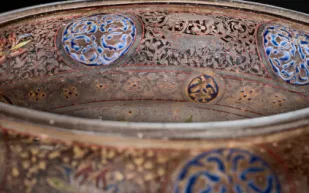 دار كريستيز تطرح وعاءً زجاجيًا مملوكيًا نادرًا للبيع بسعر خيالي