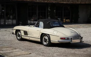 لعشاق الكلاسيكيات.. "مرسيدس 300 SL رودستر" النادرة معروضة للبيع بسعر يتجاوز مليون دولار
