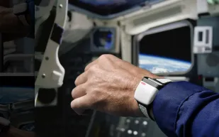 ساعة Amida تعود بروح الفضاء.. إصدار محدود يجمع الكلاسيكية بالمستقبل