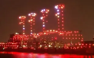 بـ 1000 طائرة درون: سفينة تيتانيك تبحر مجددًا في سماء بلفاست (فيديو)